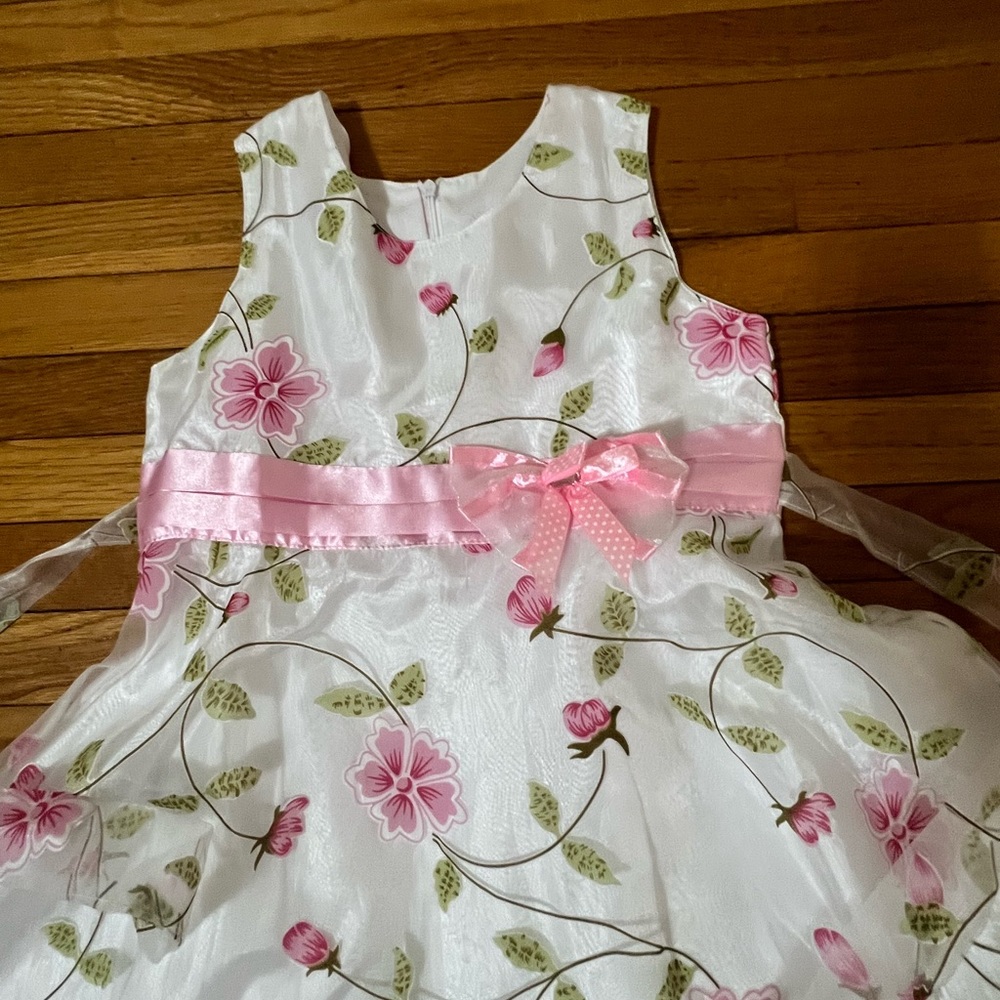 Girls flowered dress, Size 8.